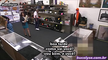 Mulher faz sexo com dono de loja