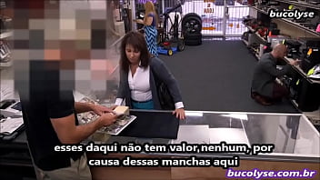 Mulher faz sexo com dono de loja