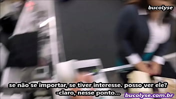 Mulher faz sexo com dono de loja