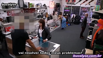 Mulher faz sexo com dono de loja