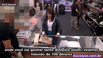 Mulher faz sexo com dono de loja