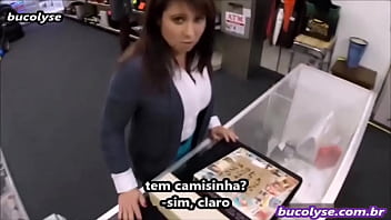 Mulher faz sexo com dono de loja