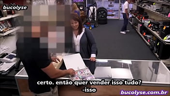 Mulher faz sexo com dono de loja