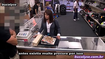 Mulher faz sexo com dono de loja
