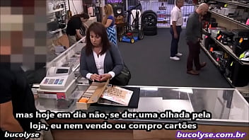 Mulher faz sexo com dono de loja