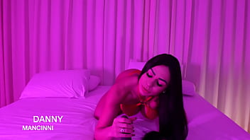 Deixa eu guiar a tua punheta e goza com a tua puta