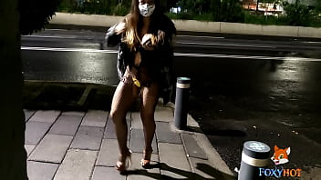 Mostrando mi cuerpo en lenceria por las calles de la ciudad jugando a ser una prostituta Mostrando mi cuerpo en lenceria por las calles de la ciudad jugando a ser una prostituta