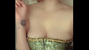 Temps pour enfiler ce corset seule a peu près une heure ça valait le coup