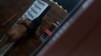 Gostosa sem roupa no portao