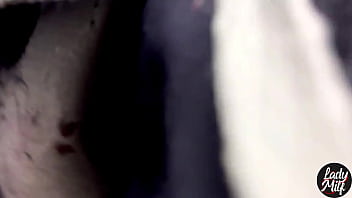 Dos chicas traviesas mostrando cómo usar sus pies subtítulos en español