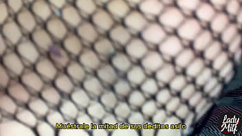 Dos chicas traviesas mostrando cómo usar sus pies subtítulos en español