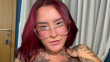 Do estúdio de tatuagem diretamente pra uma gravação quente e gostosa