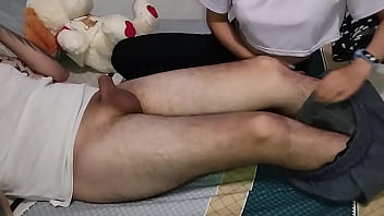 Mi hermanastra aprovecha que estamos solos y me chupa toda la verga se traga la leche