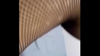 Una madura ninfómana desea a su h en secrecto y se mete el cepilo por su vagina