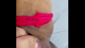 Una madura ninfómana desea a su h en secrecto y se mete el cepilo por su vagina