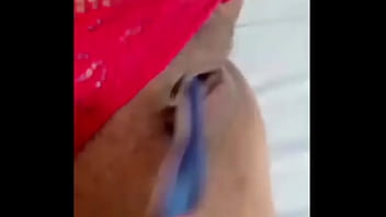 Una madura ninfómana desea a su h en secrecto y se mete el cepilo por su vagina