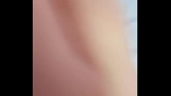 Una madura ninfómana desea a su h en secrecto y se mete el cepilo por su vagina