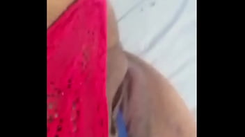 Una madura ninfómana desea a su h en secrecto y se mete el cepilo por su vagina