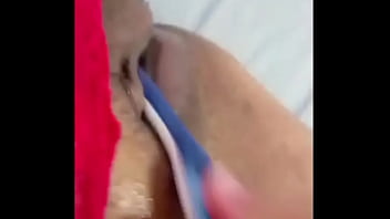 Una madura ninfómana desea a su h en secrecto y se mete el cepilo por su vagina Una madura ninfómana desea a su h en secrecto y se mete el cepilo por su vagina