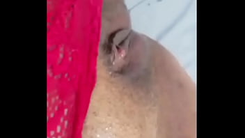 Una madura ninfómana desea a su h en secrecto y se mete el cepilo por su vagina