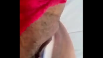 Una madura ninfómana desea a su h en secrecto y se mete el cepilo por su vagina