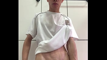 Pauzudo exibindo o pauzão pra fora