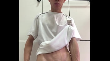 Pauzudo exibindo o pauzão pra fora