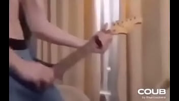Wey saca guitarra de sus pantalones