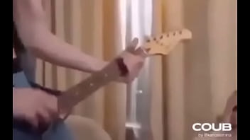 Wey saca guitarra de sus pantalones