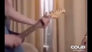 Wey saca guitarra de sus pantalones