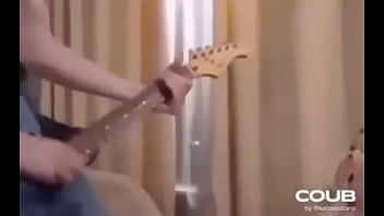 Wey saca guitarra de sus pantalones