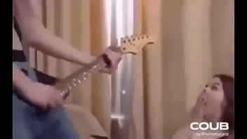 Wey saca guitarra de sus pantalones