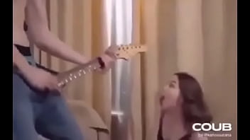 Wey saca guitarra de sus pantalones