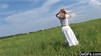 Dagfs pink pussy in meadow