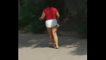 Vecina pasa en las mañanas muy probocativa