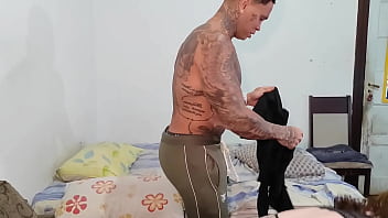 Transamos escondidos da minha melhor amiga quando ela saiu para atender o telefone