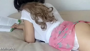 Lo invita a estudiar pero terminan follando