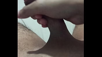 Joven masturbando se viene rico