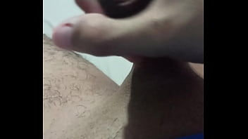 Joven masturbando se viene rico