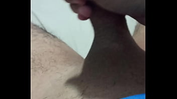 Joven masturbando se viene rico Joven masturbando se viene rico
