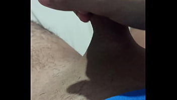 Joven masturbando se viene rico