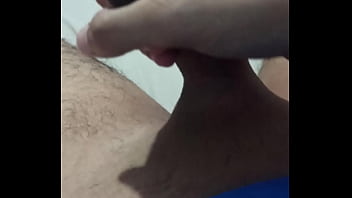 Joven masturbando se viene rico