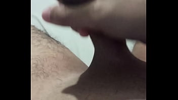 Joven masturbando se viene rico