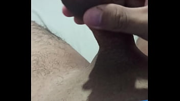 Joven masturbando se viene rico
