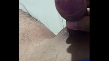 Joven masturbando se viene rico