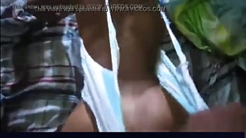 Rasgando a minha camiseta enquanto mete no meu bucetão