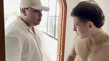 Chico se folla a la empleada de servicio frente a su padrastro