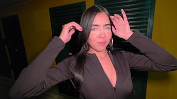 Mi vecina me tocó el pene en la calle y eso me hizo sentir vergüenza después de eso fuimos a mi apartamento a follar