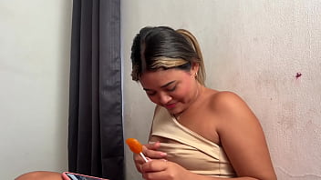 Hermanastra juguetona juega con mi verga