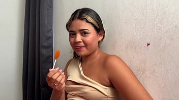 Hermanastra juguetona juega con mi verga